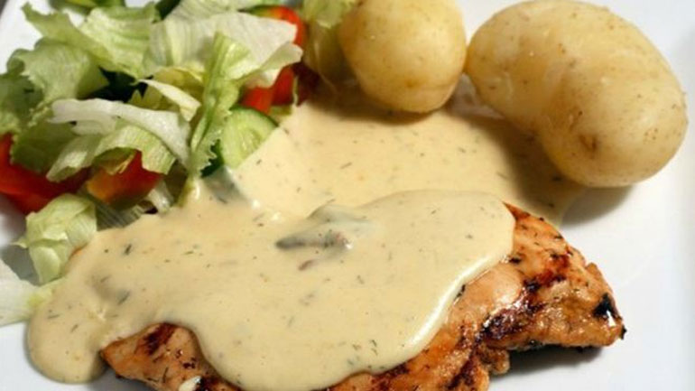 Τρυφερό φιλέτο κοτόπουλο με πικάντικη σάλτσα